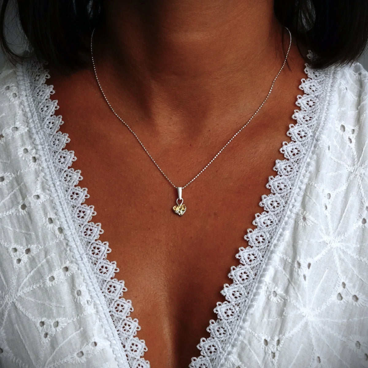 Talisman al iubirii – pandantiv Inimă realizat manual din argint 925 cu accente de culoarea aurului, în stil boho și rustic | Art Diva