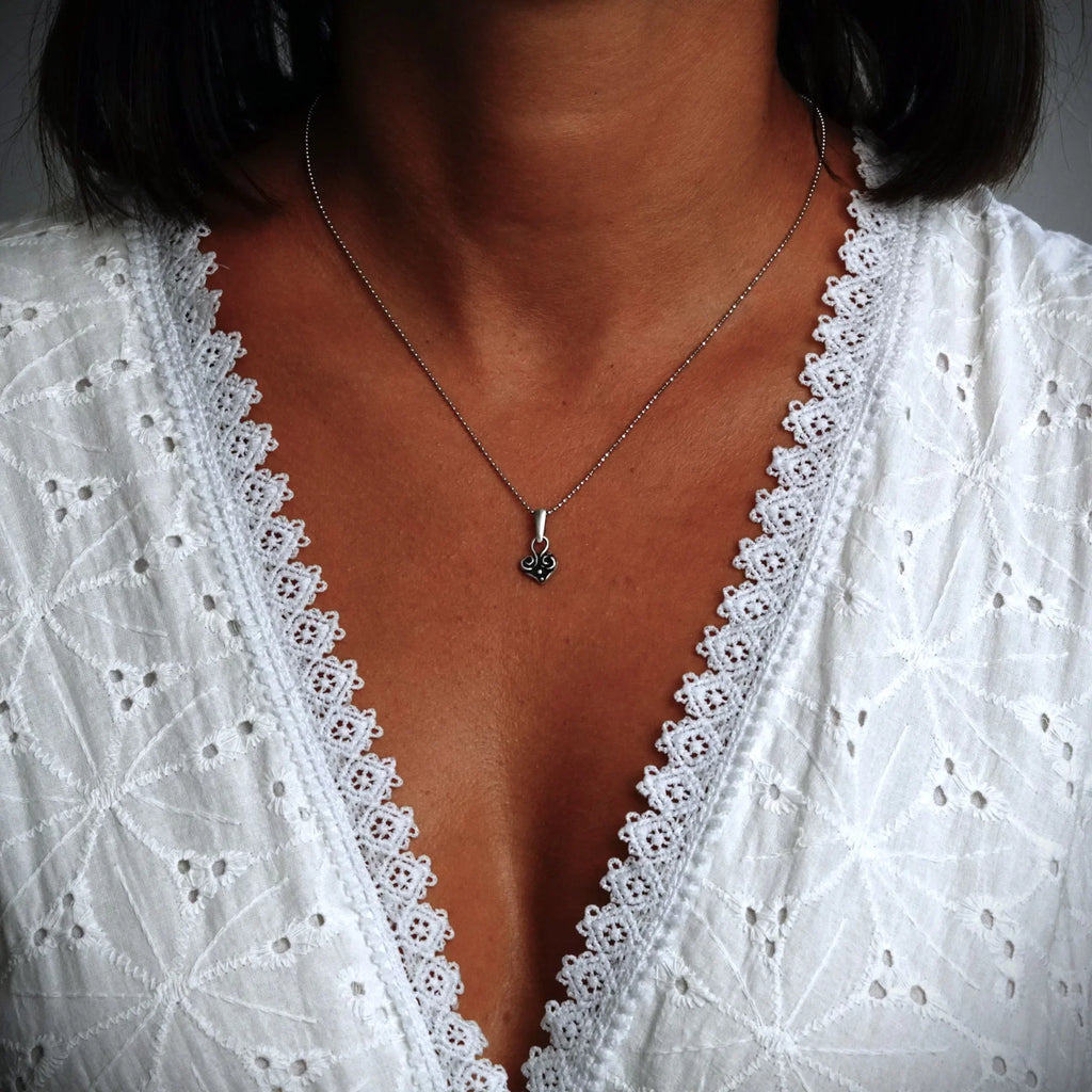 Pandantiv Inimă din argint 925 – talisman al iubirii realizat manual, bijuterie sculpturală în stil boho, cadou ideal pentru mamă, fiică sau prietenă | Art Diva