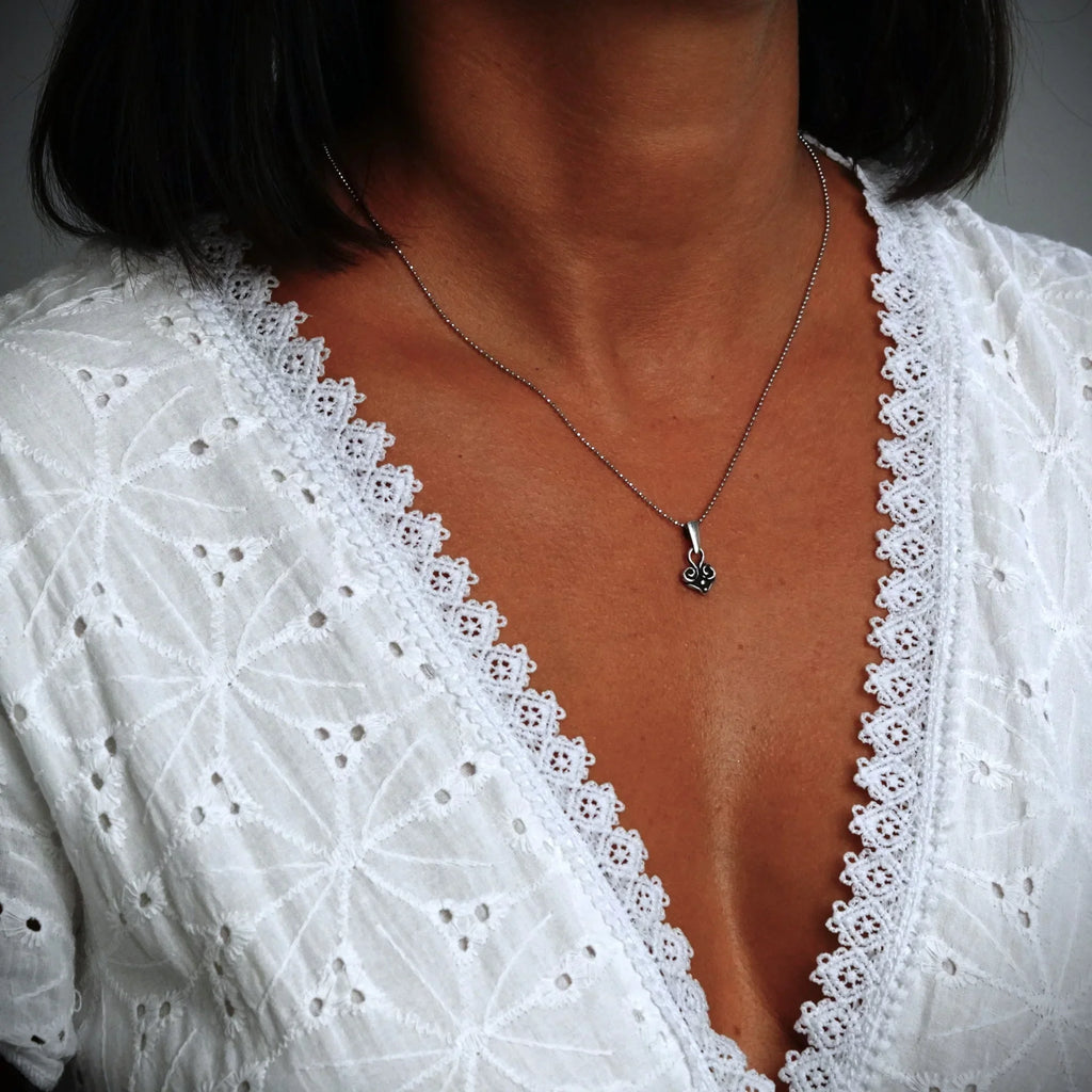 Pandantiv Inimă din argint 925 – talisman al iubirii realizat manual, bijuterie sculpturală în stil boho, cadou ideal pentru mamă, fiică sau prietenă | Art Diva