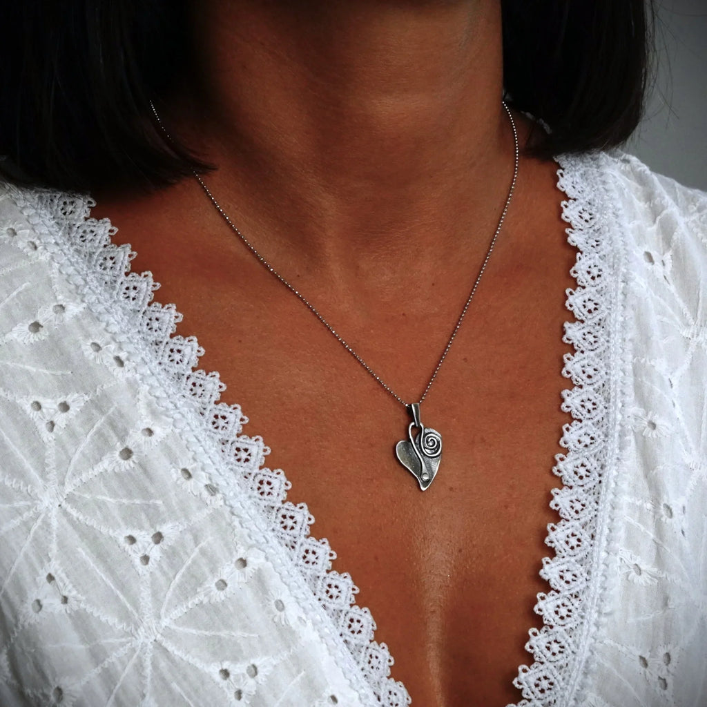 Pandantiv „Inimă și spirală” din argint 925 – talisman pentru iubire și un nou început, bijuterie sculpturală în stil boho și rustic | Art Diva