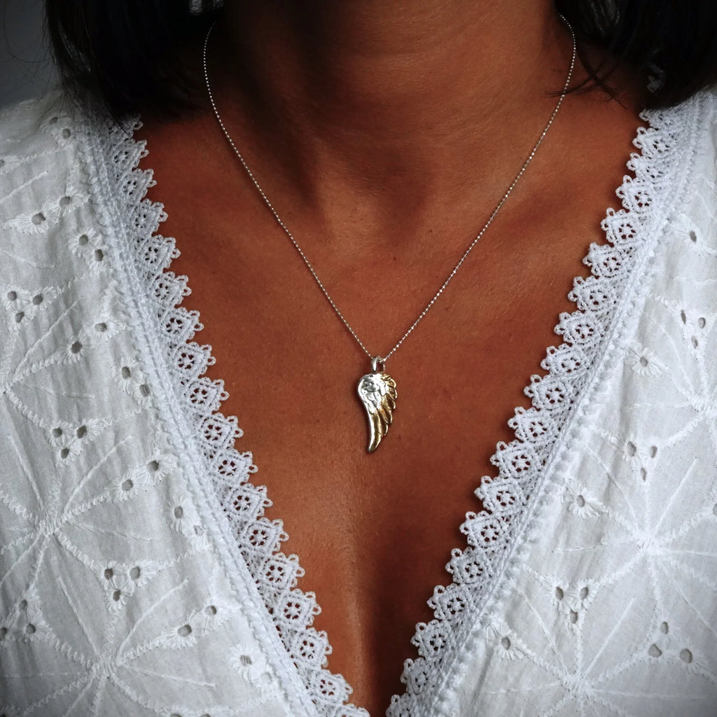 Pandantiv „Aripă de înger” handmade din argint 925 cu accente aurii – talisman pentru protecție, forță și lumină, bijuterie sculpturală în stil boho și rustic | Art Diva