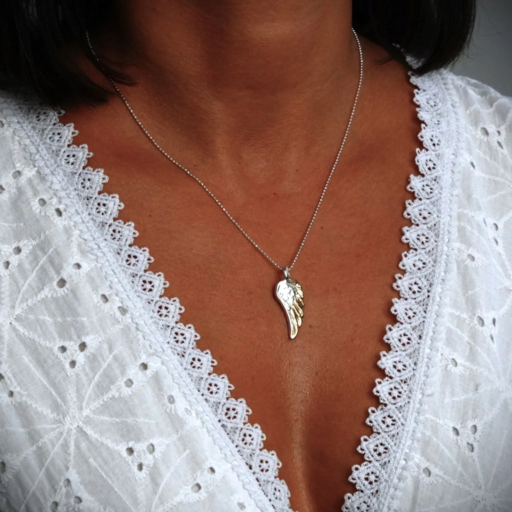 Pandantiv „Aripă de înger” handmade din argint 925 cu accente aurii – talisman pentru protecție, forță și lumină, bijuterie sculpturală în stil boho și rustic | Art Diva
