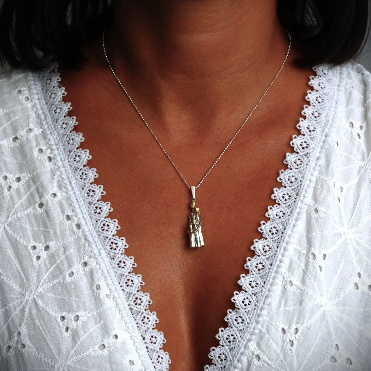 Pandantiv „Unitatea familiei” din argint 925 cu accente aurii – talisman pentru unitate, iubire și protecția familiei, bijuterie sculpturală handmade în stil boho și rustic | Art Diva