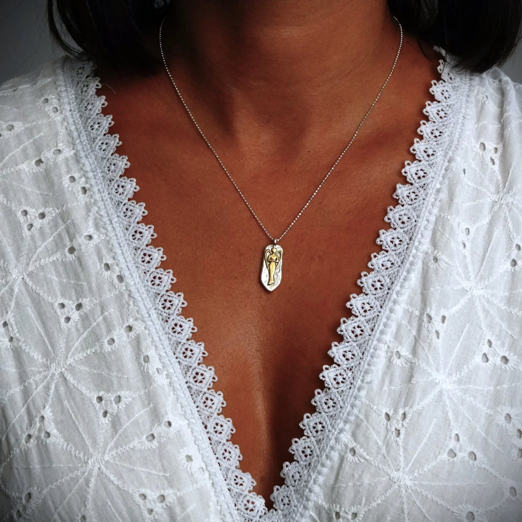 Pandantiv „Înger păzitor” din argint 925 cu accente aurii – talisman sculptural lustruit manual pentru protecție și lumină | Art Diva