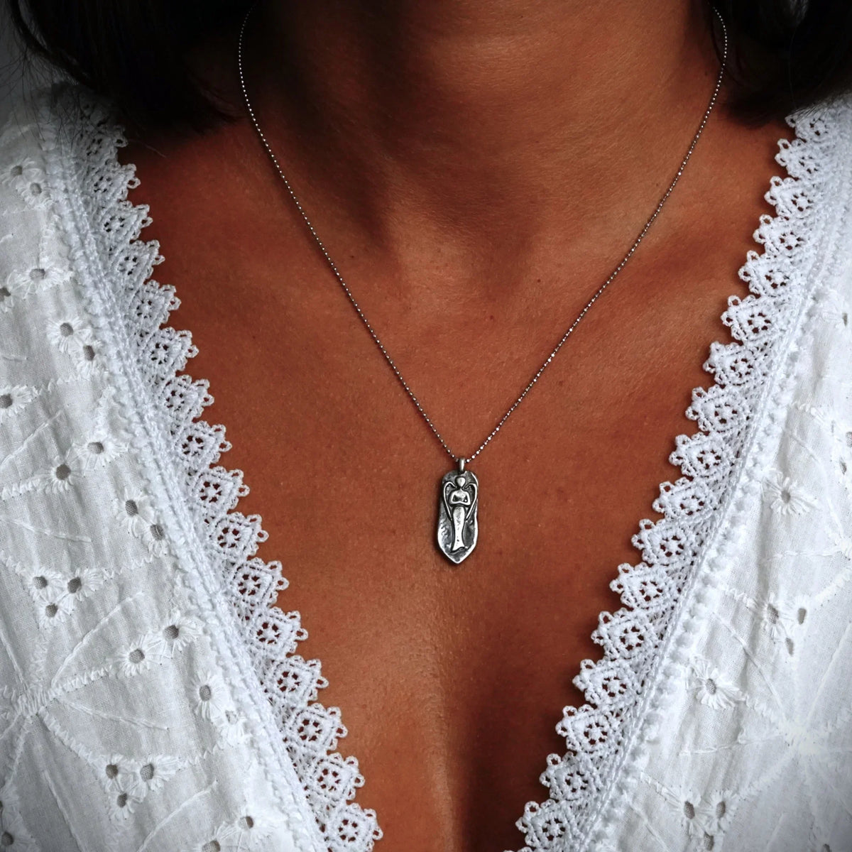 Pandantiv „Înger păzitor” din argint 925 – talisman sculptural pentru protecție și forță interioară, bijuterie oxidată în stil boho și rustic | Art Diva