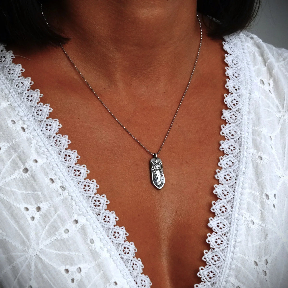 Pandantiv „Înger păzitor” din argint 925 – talisman sculptural pentru protecție și forță interioară, bijuterie oxidată în stil boho și rustic | Art Diva