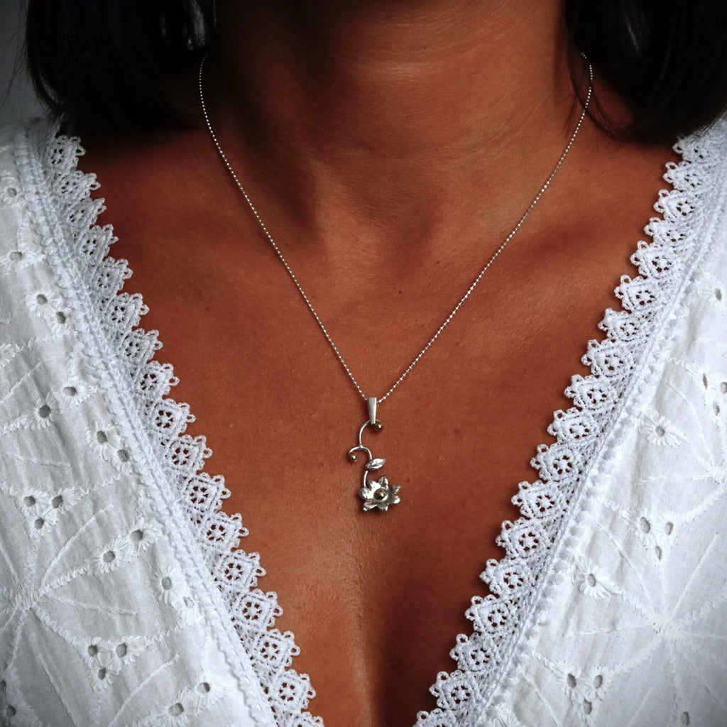 Pandantiv „Floare Delicată” din argint 925 cu accent auriu – talisman pentru nou început și gingășie, bijuterie sculpturală realizată manual în stil boho-rustic | Art Diva