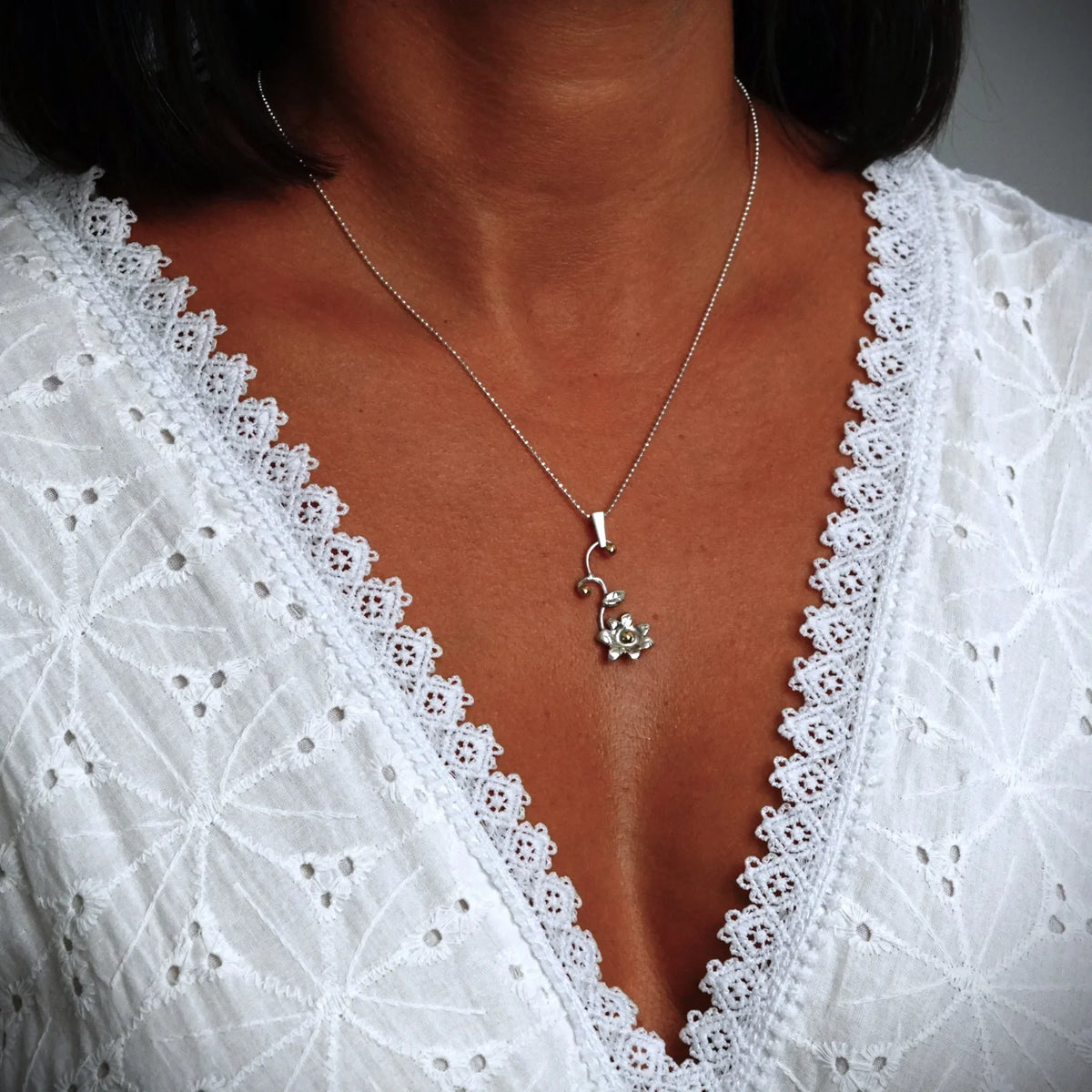Pandantiv „Floare Delicată” din argint 925 cu accent auriu – talisman pentru nou început și gingășie, bijuterie sculpturală realizată manual în stil boho-rustic | Art Diva