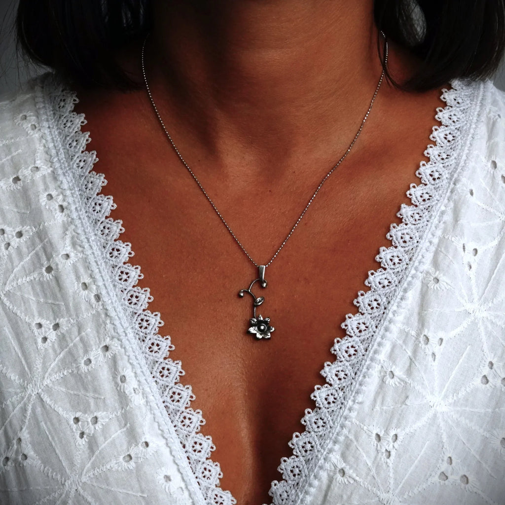 Pandantiv „Floare Sălbatică” din argint 925 – talisman pentru forță interioară și nou început, bijuterie sculpturală în stil boho-rustic | Art Diva