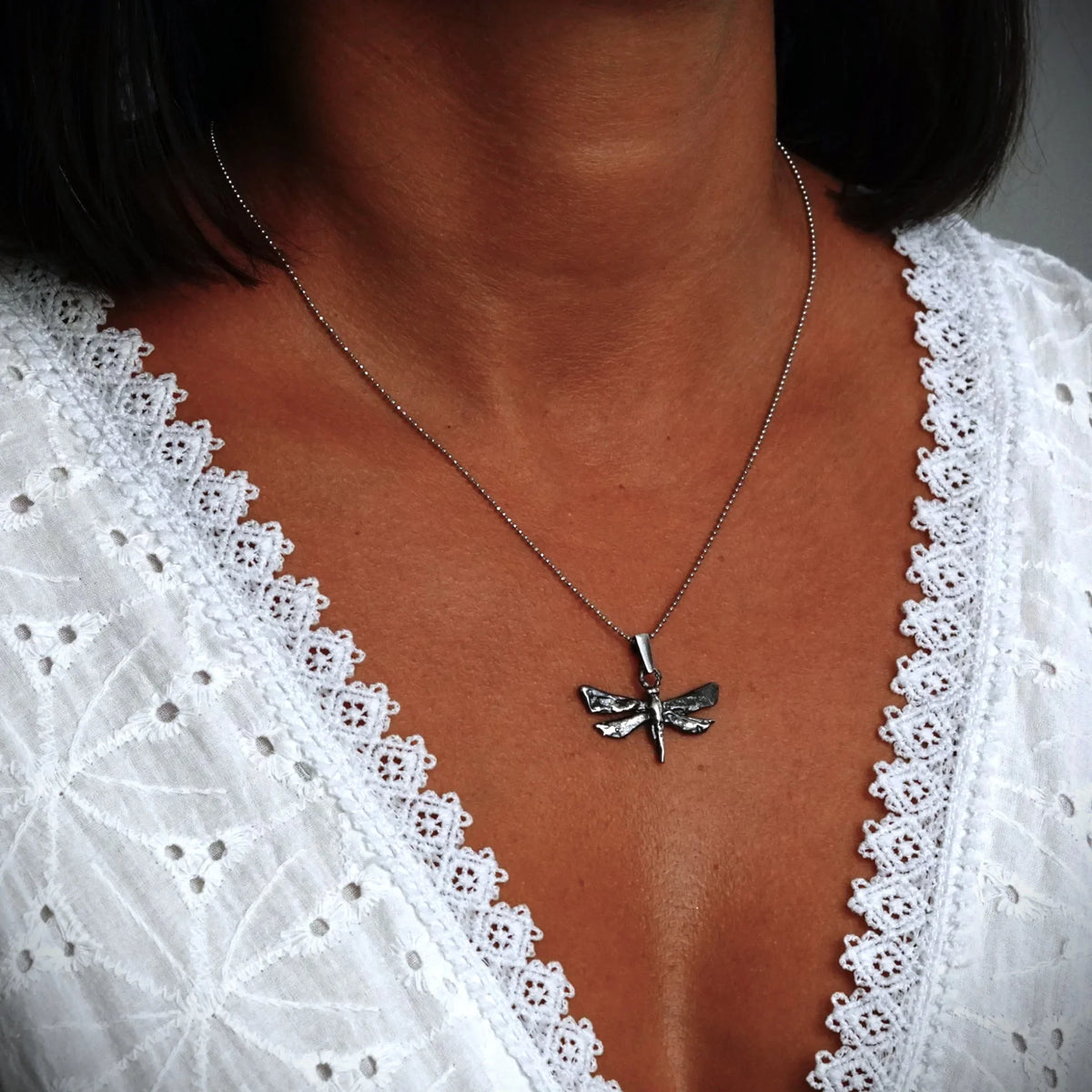 Pandantiv „Libelulă” din argint 925 – talisman boho al schimbării și al creșterii spirituale, bijuterie sculpturală și cadou pentru mamă, fiică sau prietenă | Art Diva