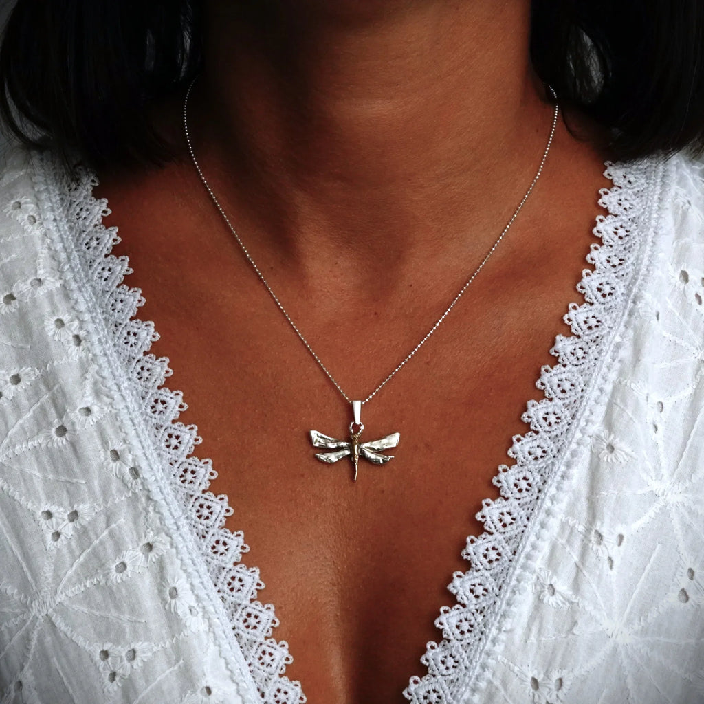 Pandantiv „Libelulă” din argint 925 cu accente aurii – talisman boho realizat manual pentru schimbare și creștere spirituală, bijuterie sculpturală și cadou pentru mamă, fiică sau prietenă | Art Diva