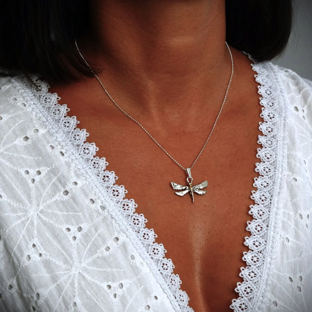 Pandantiv „Libelulă” din argint 925 cu accente aurii – talisman boho realizat manual pentru schimbare și creștere spirituală, bijuterie sculpturală și cadou pentru mamă, fiică sau prietenă | Art Diva