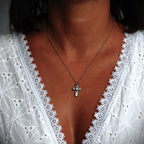 Pandantiv Cruce cu inimă din argint – simbol realizat manual al iubirii și al credinței, bijuterie sculpturală în stil boho și rustic | Art Diva