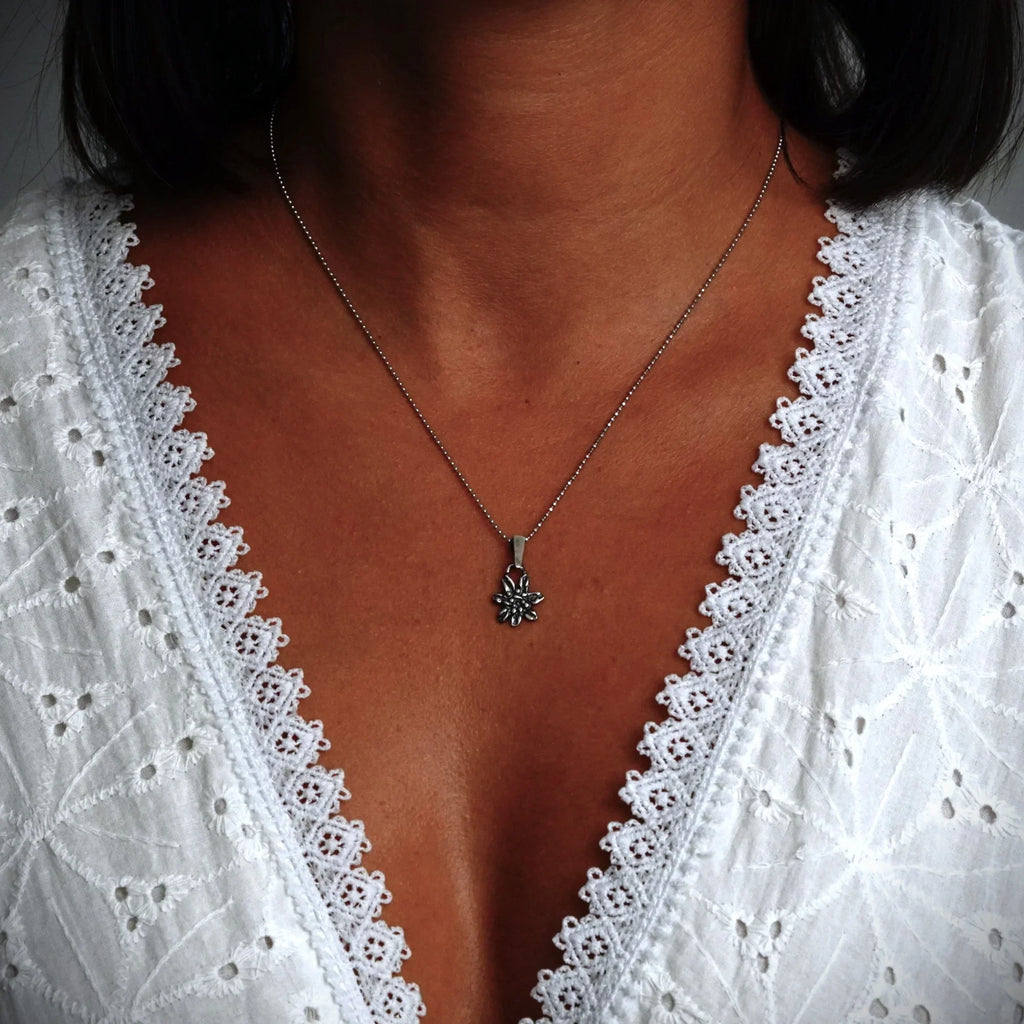 Pandantiv Floare de colț (Edelweiss) din argint 925 – talisman boho al iubirii pure și al loialității, bijuterie sculpturală și cadou pentru mamă, fiică sau prietenă | Art Diva