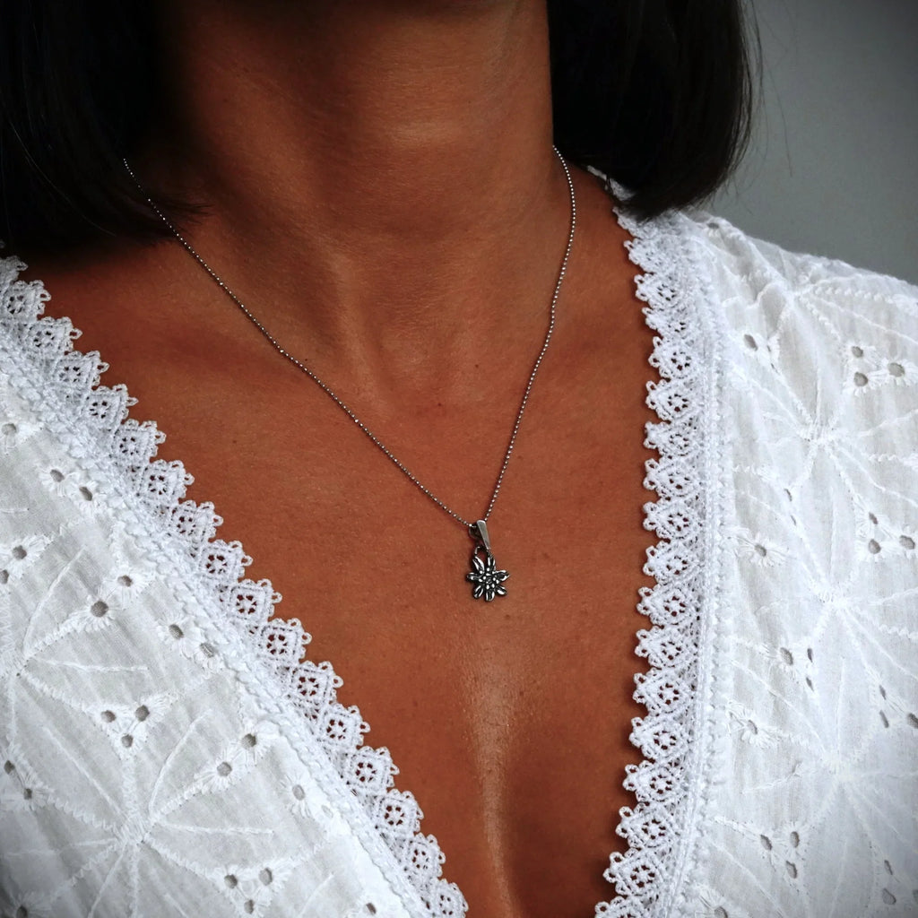 Pandantiv Floare de colț (Edelweiss) din argint 925 – talisman boho al iubirii pure și al loialității, bijuterie sculpturală și cadou pentru mamă, fiică sau prietenă | Art Diva