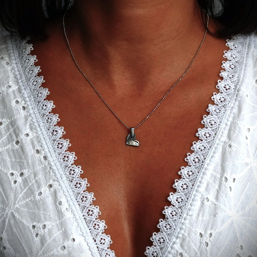 Pandantiv Inimă din argint 925 – talisman al iubirii, bijuterie sculpturală realizată manual în stil boho, cu aspect rustic | Art Diva