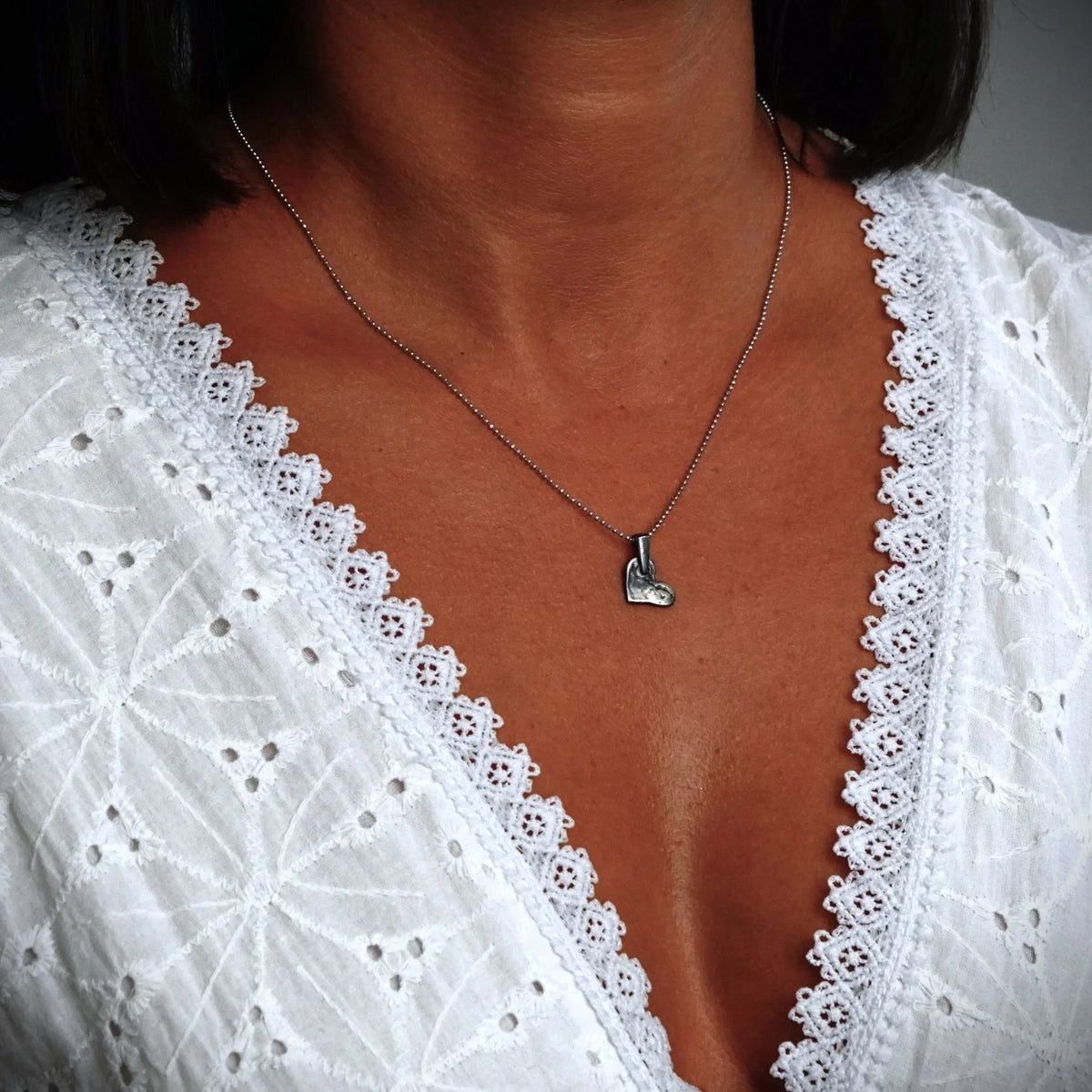 Pandantiv Inimă din argint 925 – talisman al iubirii, bijuterie sculpturală realizată manual în stil boho, cu aspect rustic | Art Diva