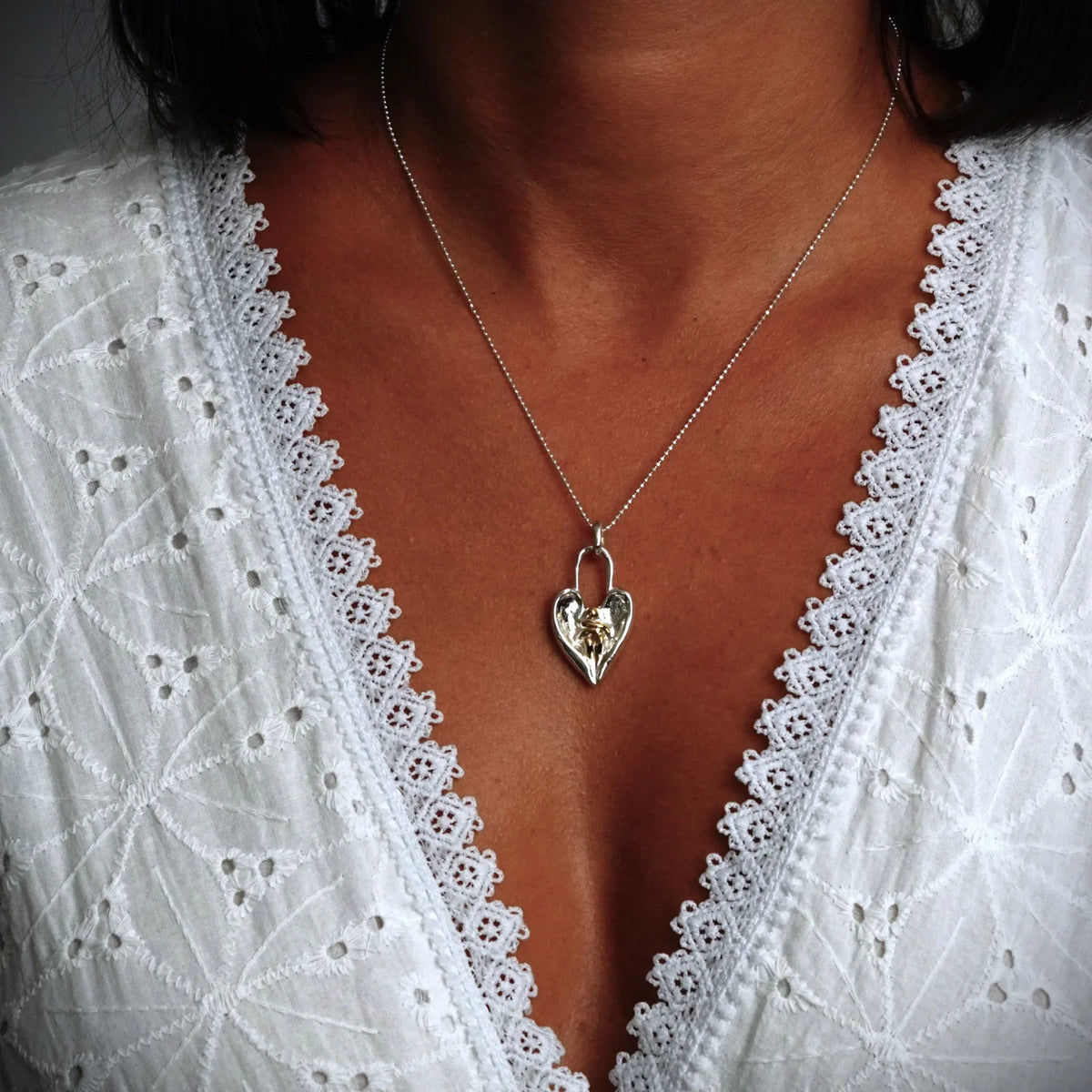Pandantiv „Îmbrățișarea Îngerului” din argint 925 cu accente aurii – talisman de alinare și protecție, bijuterie sculpturală boho și rustică | Art Diva