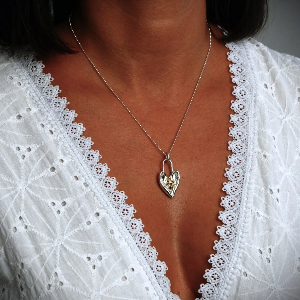 Pandantiv „Îmbrățișarea Îngerului” din argint 925 cu accente aurii – talisman de alinare și protecție, bijuterie sculpturală boho și rustică | Art Diva