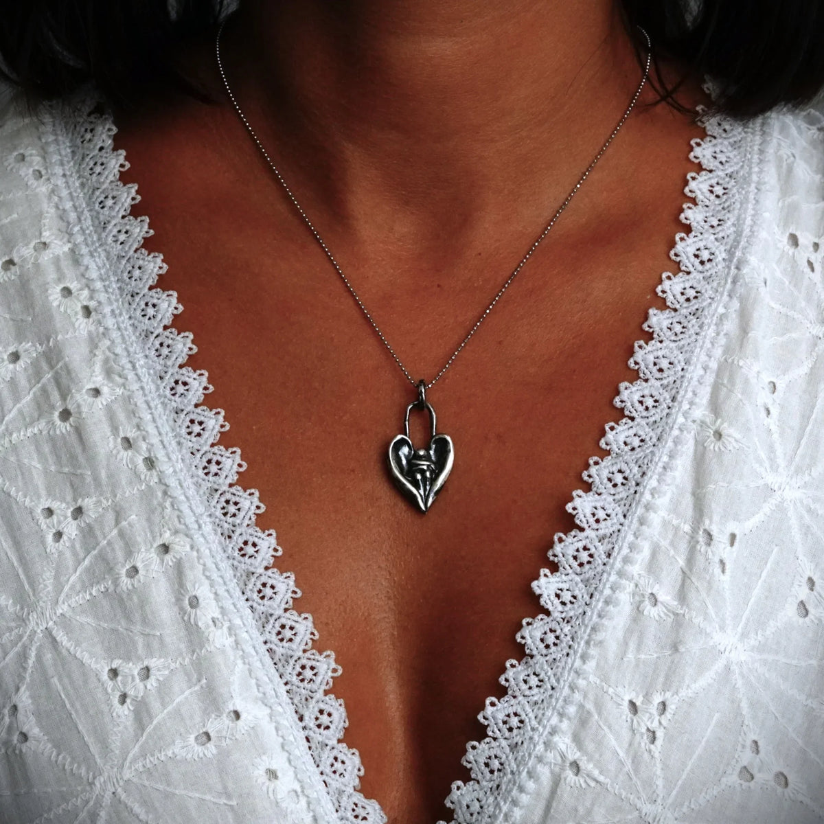 Pandantiv „Îmbrățișarea îngerului” din argint 925 – talisman pentru alinare și protecție, bijuterie sculpturală oxidată în stil boho și rustic | Art Diva