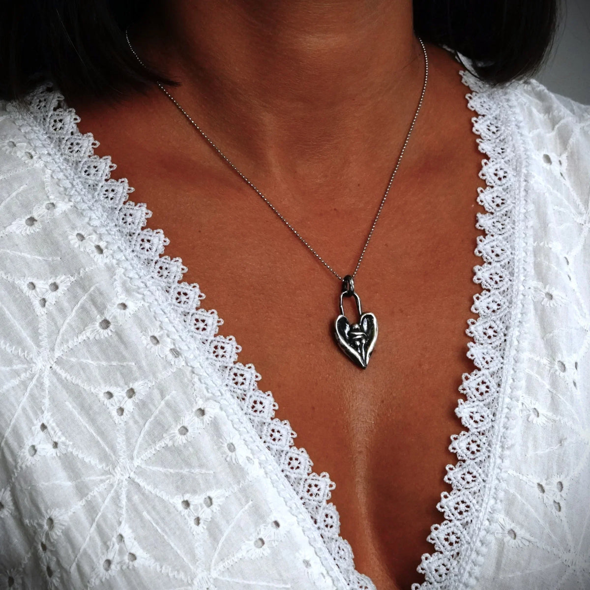 Pandantiv „Îmbrățișarea îngerului” din argint 925 – talisman pentru alinare și protecție, bijuterie sculpturală oxidată în stil boho și rustic | Art Diva