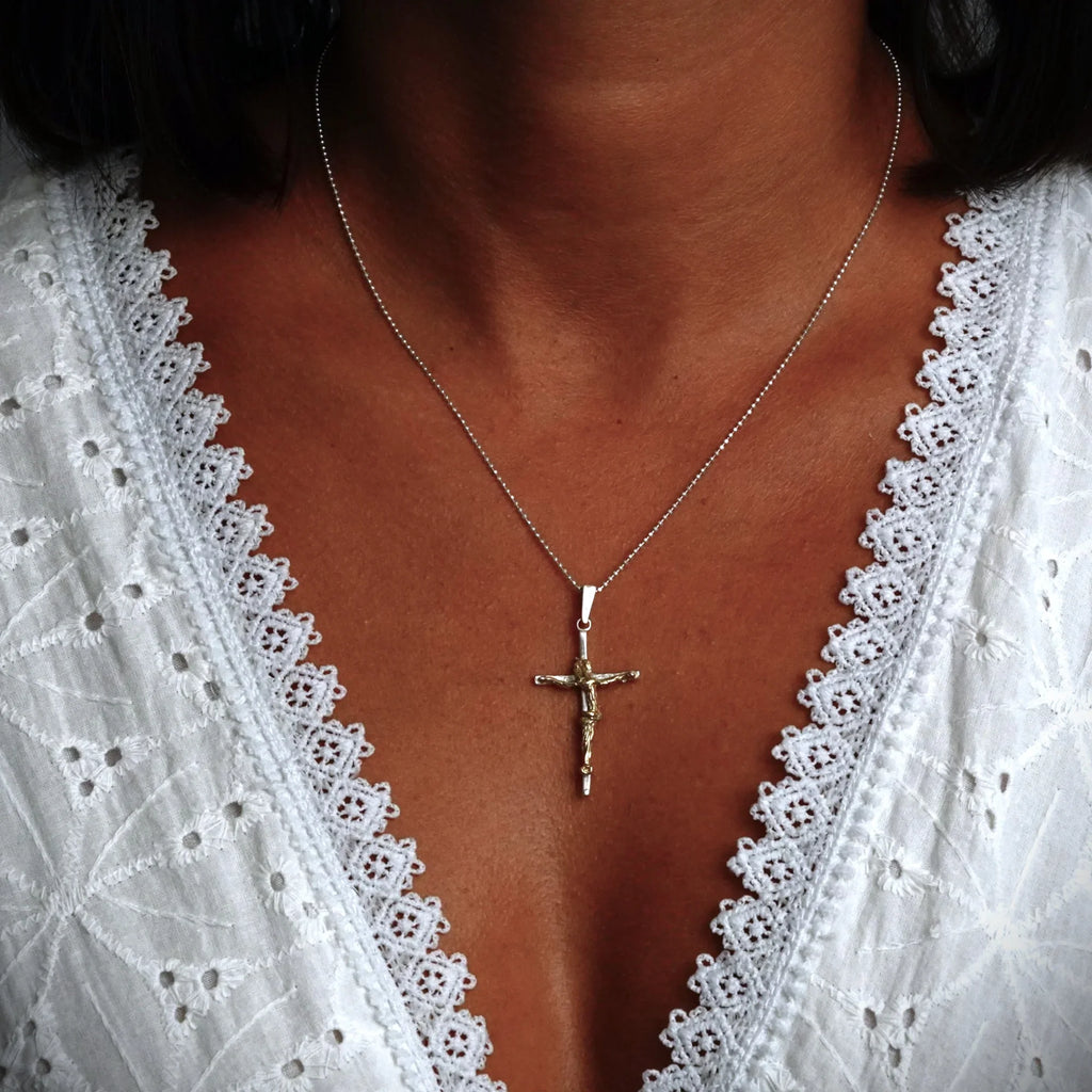 Pandantiv crucifix din argint 925 cu figura lui Hristos lucrată artistic și accente aurii – simbol handmade al credinței și al protecției în stil boho și rustic | Art Diva