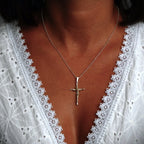 Pandantiv crucifix din argint 925 cu figura lui Hristos lucrată artistic și accente aurii – simbol handmade al credinței și al protecției în stil boho și rustic | Art Diva