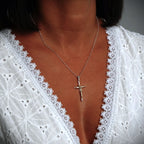 Pandantiv crucifix din argint 925 cu figura lui Hristos lucrată artistic și accente aurii – simbol handmade al credinței și al protecției în stil boho și rustic | Art Diva