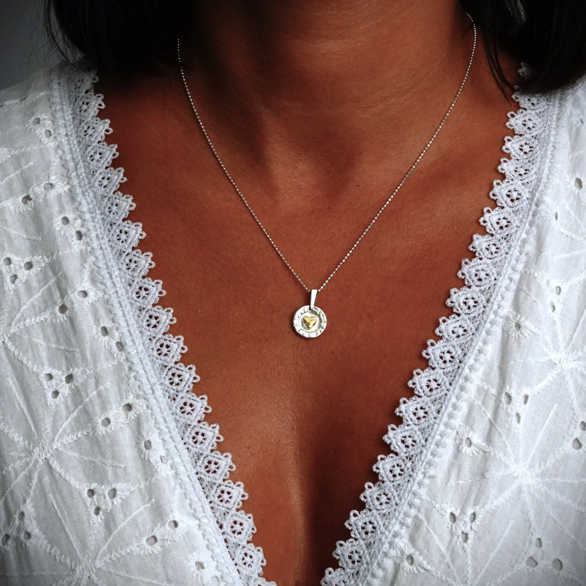 Pandantiv „Inimă aurie în cerc” realizat manual din argint 925 – talisman pentru iubire și căldură, bijuterie în stil boho și rustic | Art Diva