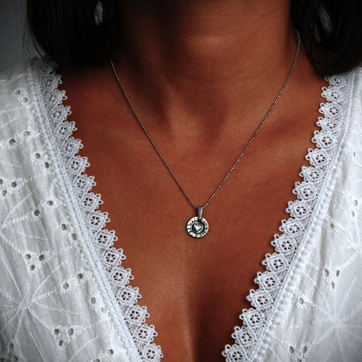 Pandantiv „Inimă în cerc” din argint 925, realizat manual – talisman pentru iubire și protecție, bijuterie sculpturală în stil boho și rustic | Art Diva