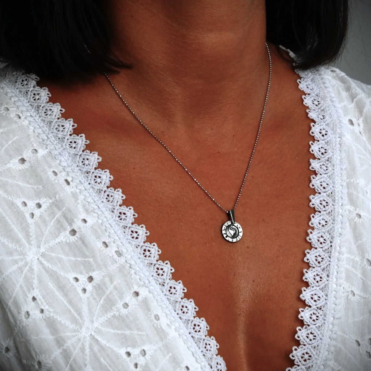 Pandantiv „Inimă în cerc” din argint 925, realizat manual – talisman pentru iubire și protecție, bijuterie sculpturală în stil boho și rustic | Art Diva