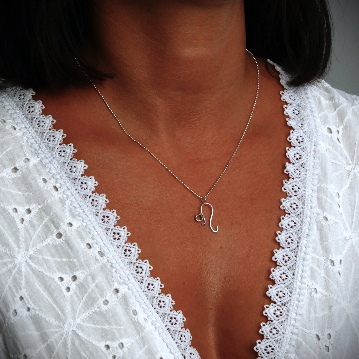 Pandantiv „Pisicuță” din argint 925 cu accent auriu – talisman filigranat pentru gingășie și protecție, bijuterie sculpturală în stil boho | Art Diva