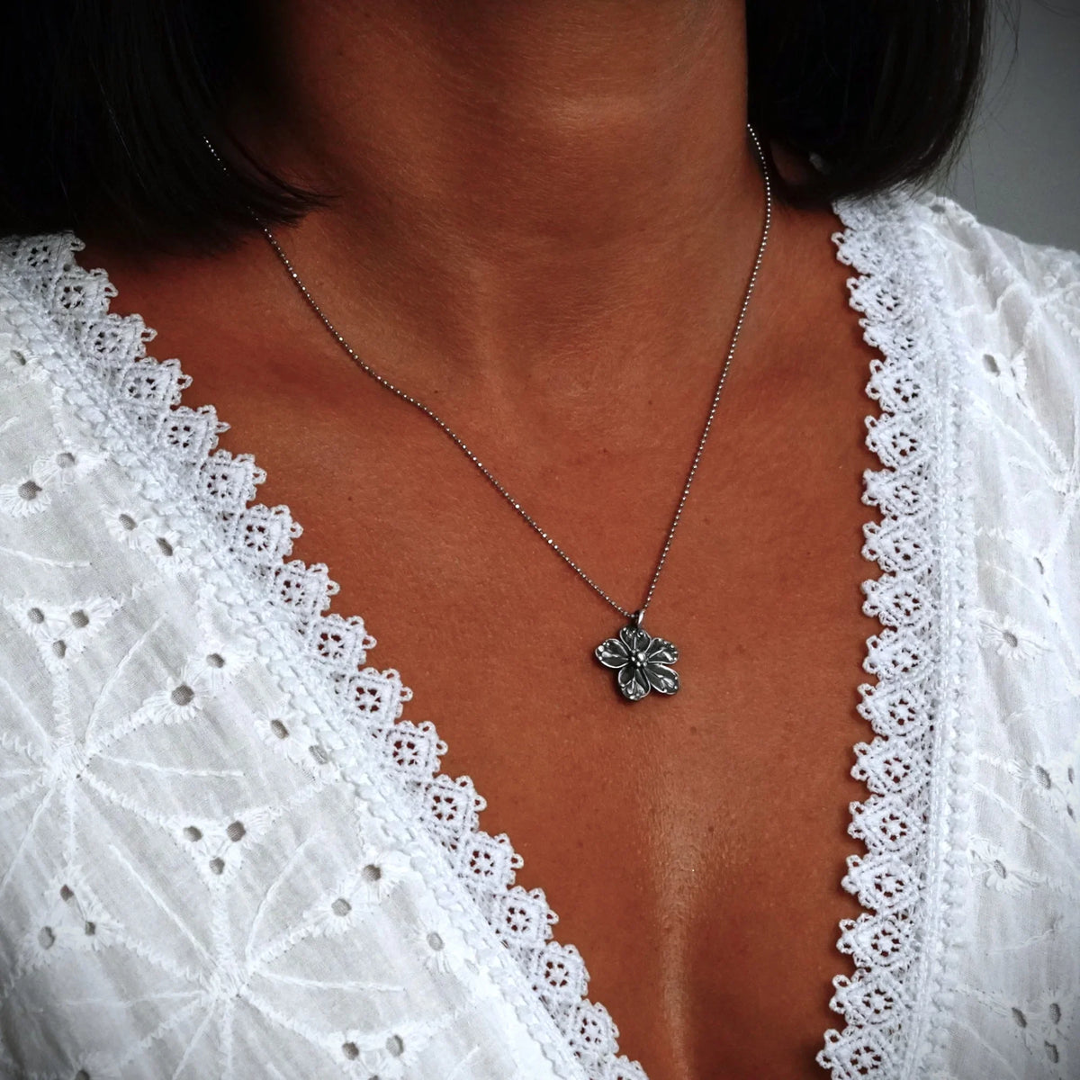 Pandantiv „Floare de vișin” din argint 925, realizat manual – talisman pentru iubire, nou început și armonie, bijuterie sculpturală în stil boho și rustic | Art Diva