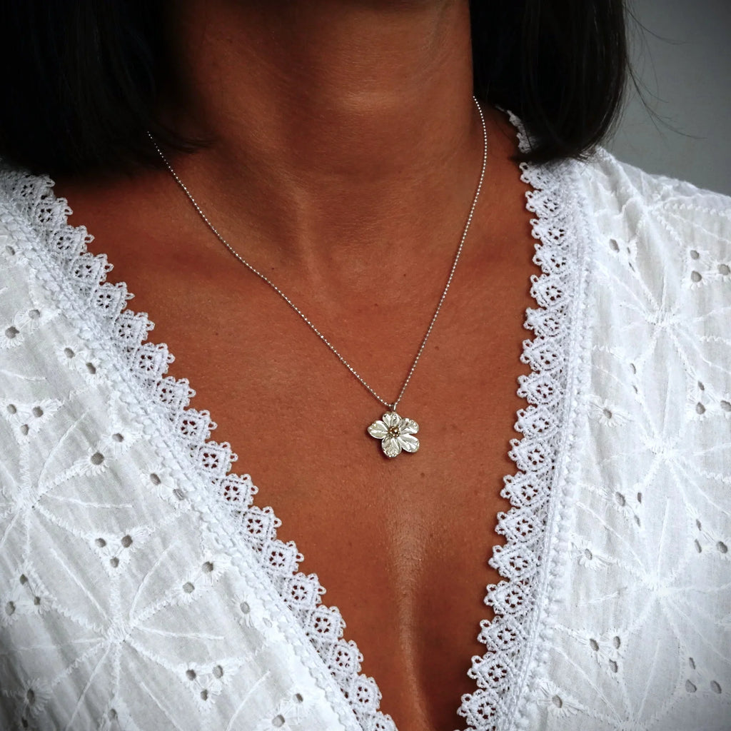 Pandantiv „Floare de cireș” handmade din argint 925 cu accente aurii – simbol al primăverii, al purității și al unui nou început | Art Diva