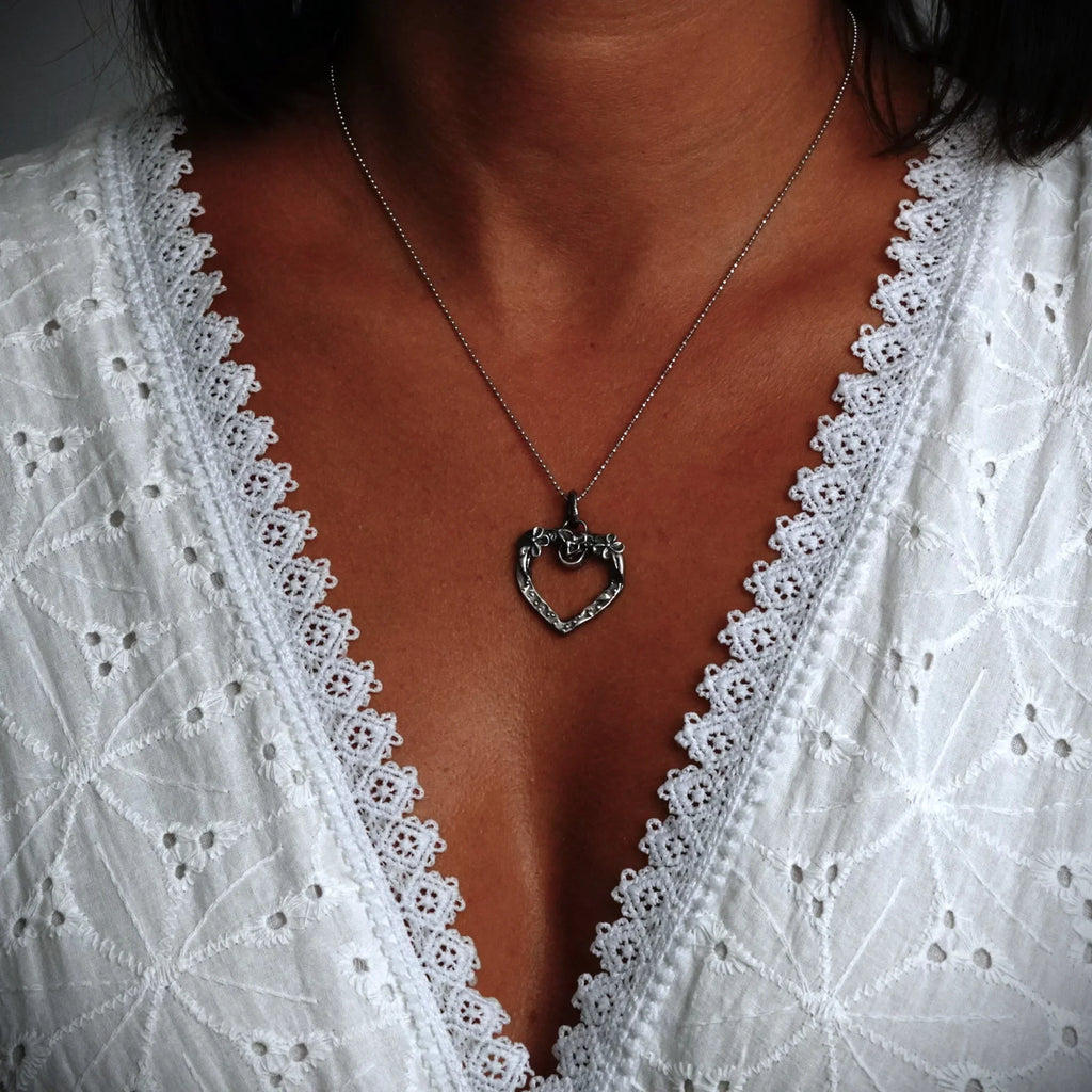 Pandantiv „Inimă deschisă” pentru femei din argint 925 – bijuterie oxidată în stil boho și rustic | Art Diva