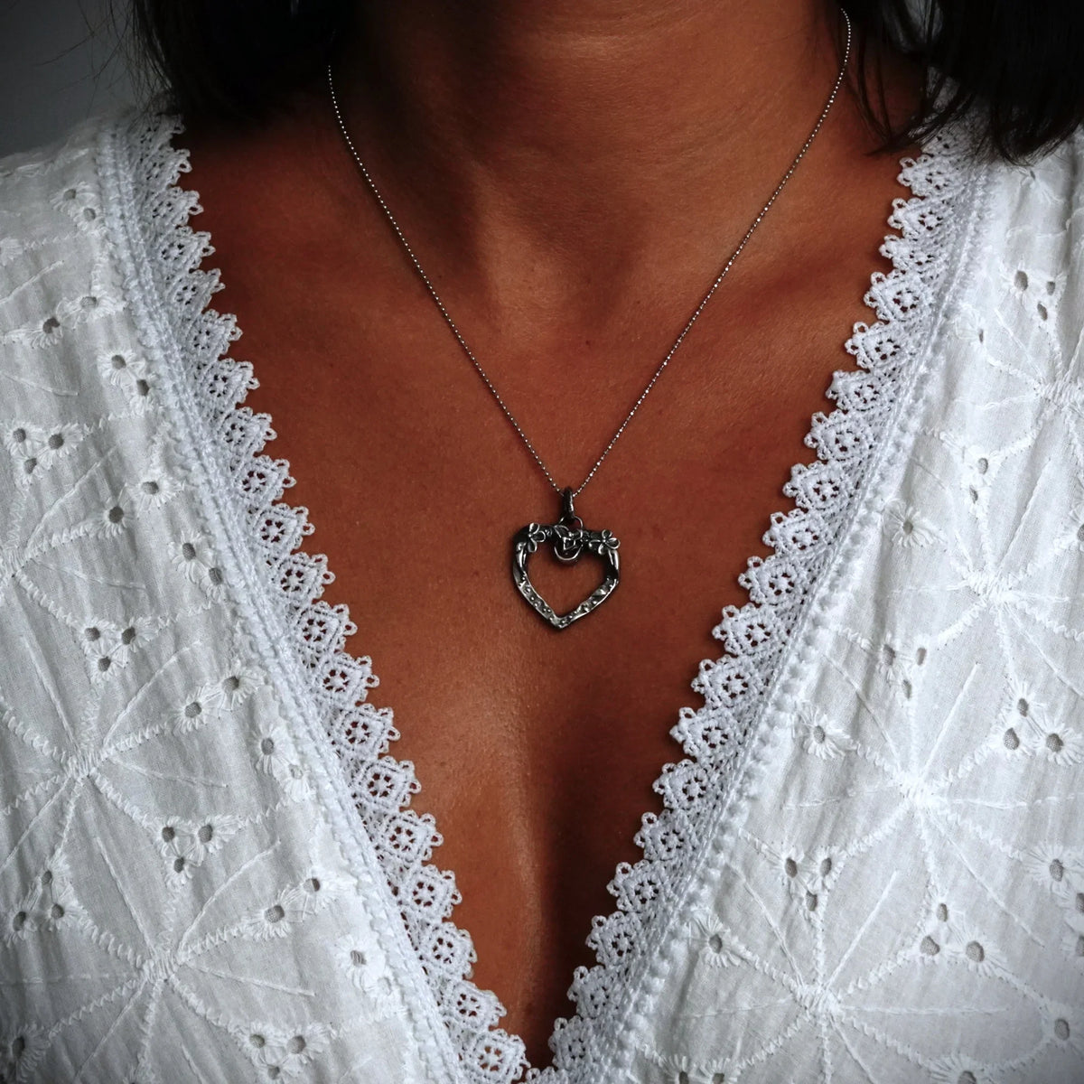 Pandantiv „Inimă deschisă” pentru femei din argint 925 – bijuterie oxidată în stil boho și rustic | Art Diva