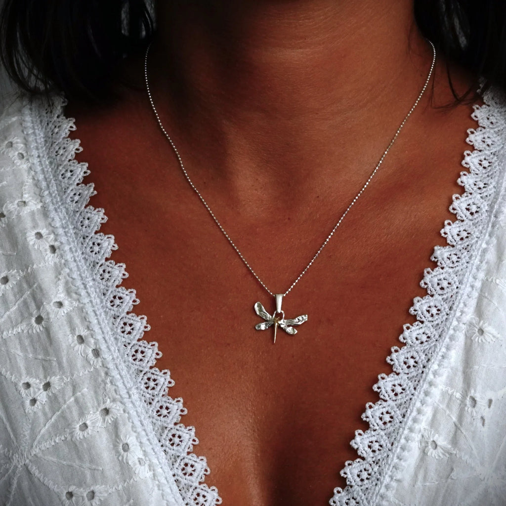 Pandantiv „Libelulă” din argint 925 cu accente de culoarea aurului – talisman pentru schimbare, lejeritate și libertate interioară, realizat manual în stil boho și rustic | Art Diva