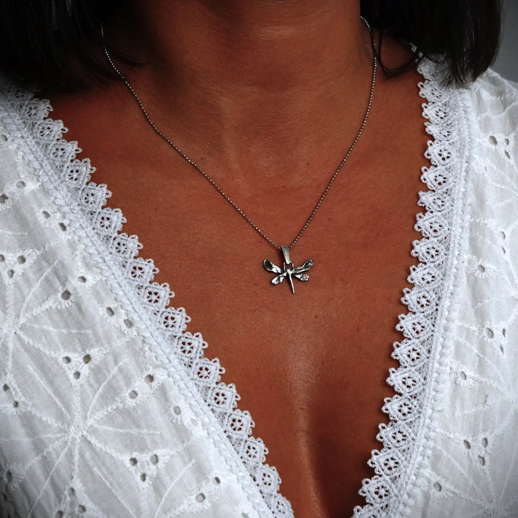 Pandantiv „Libelulă” din argint 925 – talisman pentru schimbare, ușurință și libertate interioară, realizat manual în stil boho | Art Diva