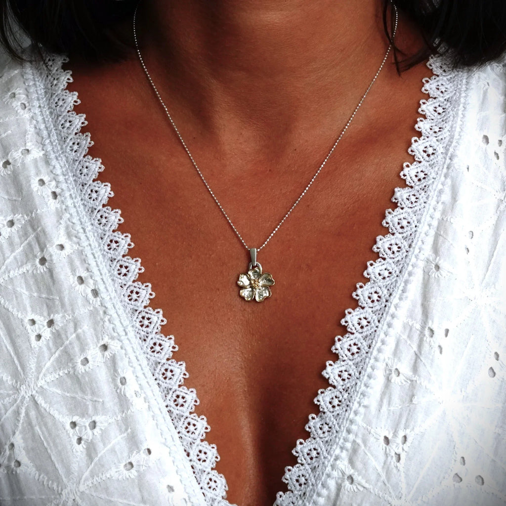 Pandantiv „Floare de cireș” din argint 925 cu accente aurii – talisman pentru primăvară și nou început, bijuterie sculpturală handmade în stil boho și rustic | Art Diva