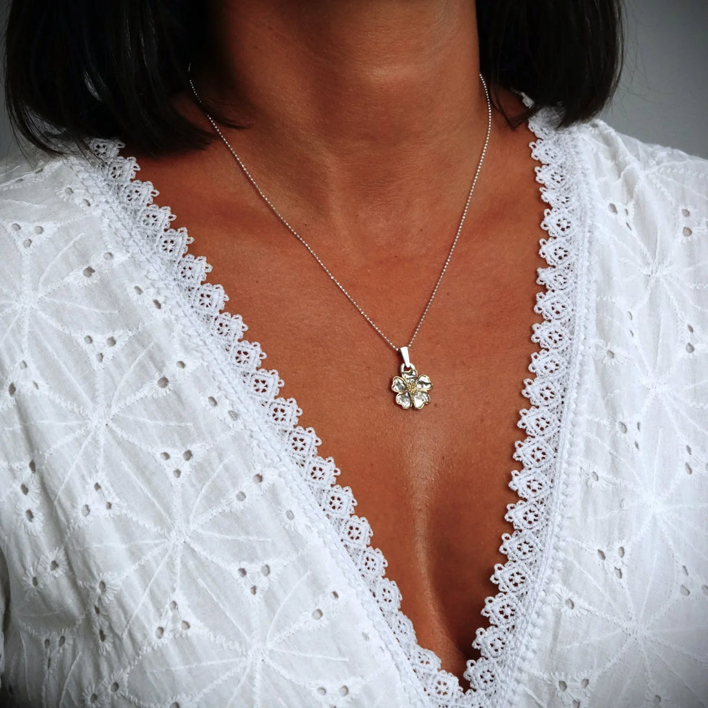 Pandantiv „Floare de cireș” din argint 925 cu accente aurii – talisman pentru primăvară și nou început, bijuterie sculpturală handmade în stil boho și rustic | Art Diva