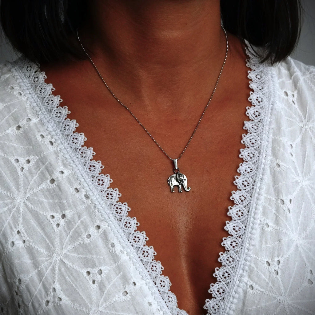 Pandantiv „Elefănțel” din argint 925 – talisman pentru noroc, înțelepciune și protecție, bijuterie sculpturală oxidată în stil boho și rustic | Art Diva