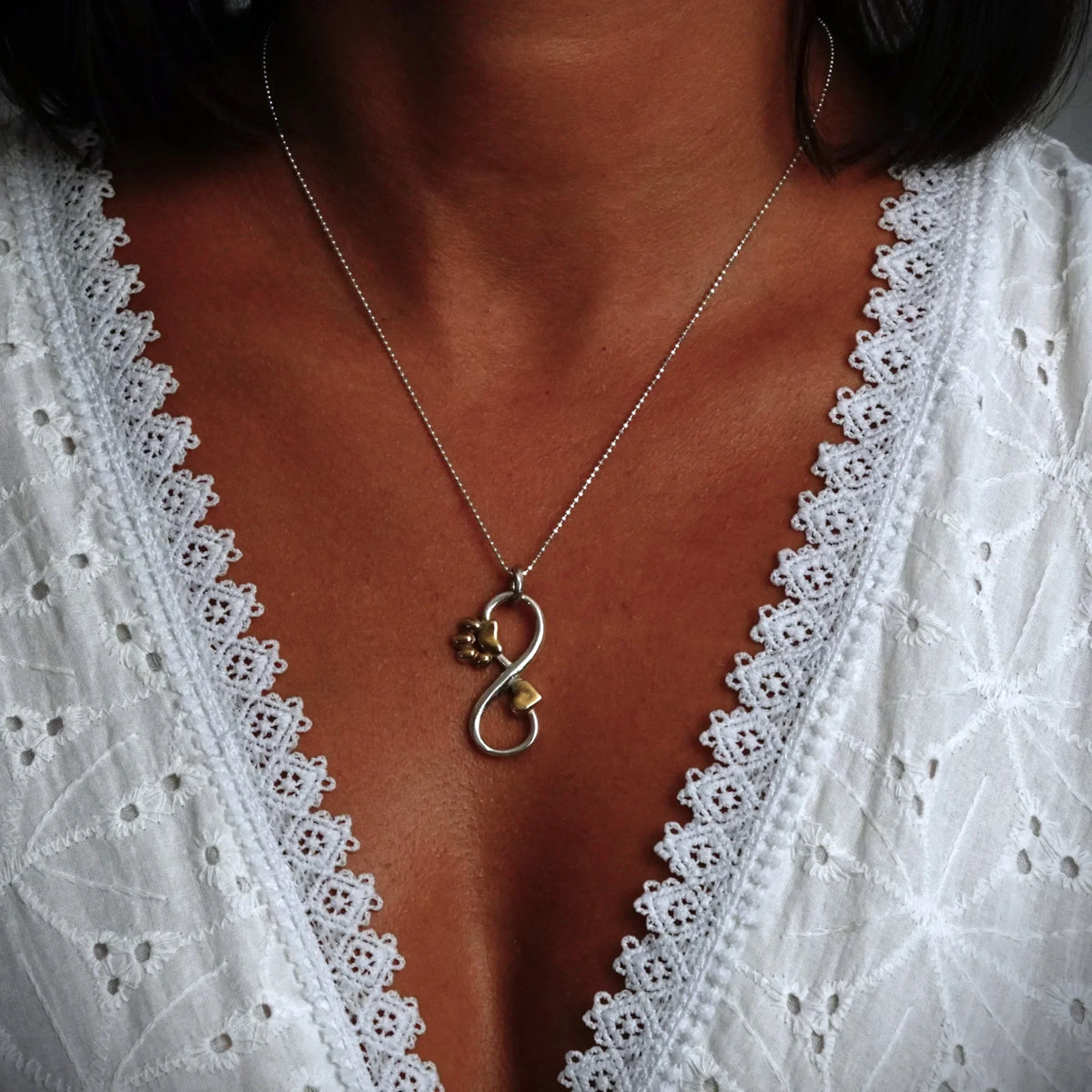 Element de bijuterie „Infinit cu Inimă și Lăbuță” din argint 925 cu accente aurii – pentru colier sau brățară, talisman al apropierii și al loialității | Art Diva