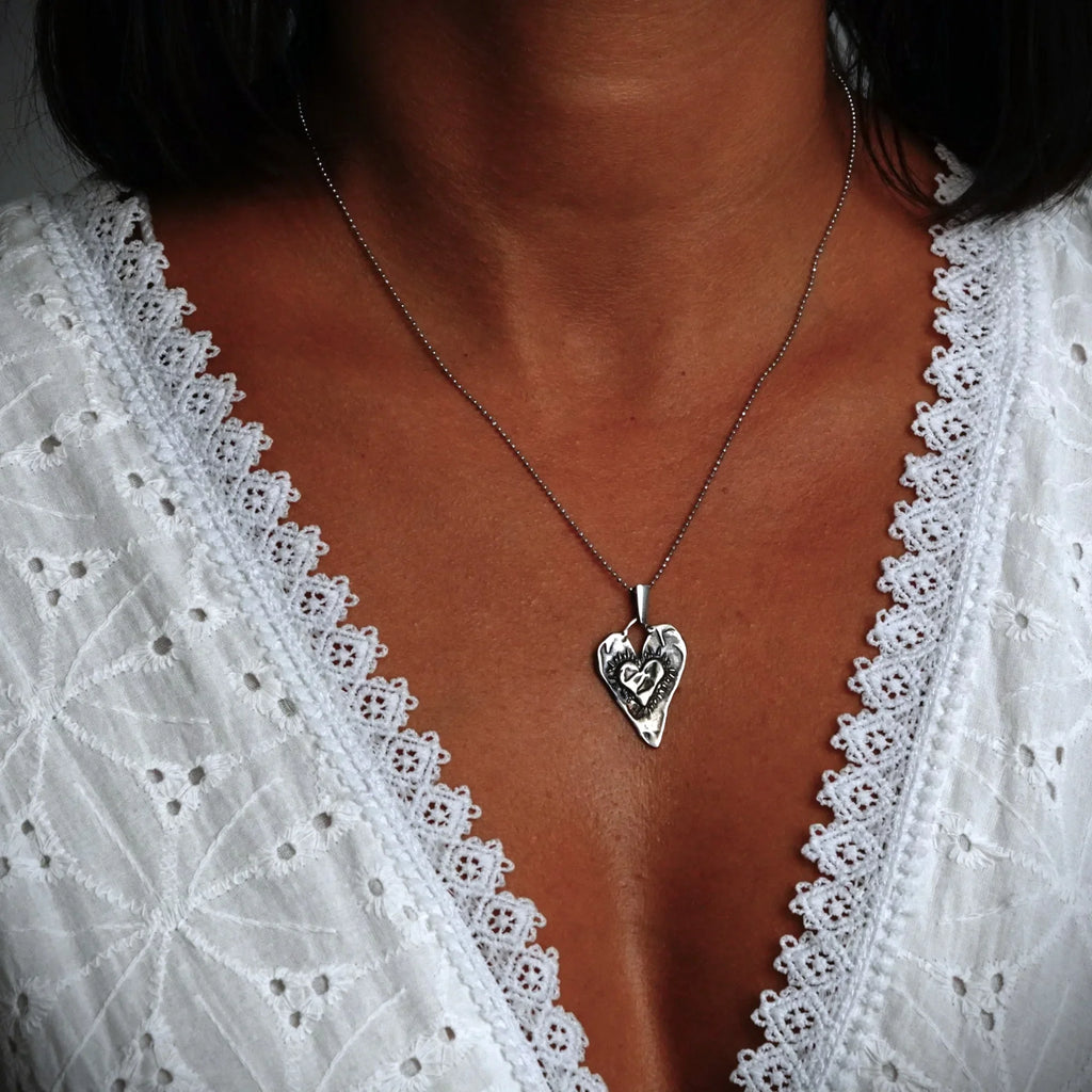 Pandantiv „Inimă în inimă” din argint 925 – talisman pentru iubire și apropiere profundă, bijuterie sculpturală realizată manual în stil boho și rustic | Art Diva