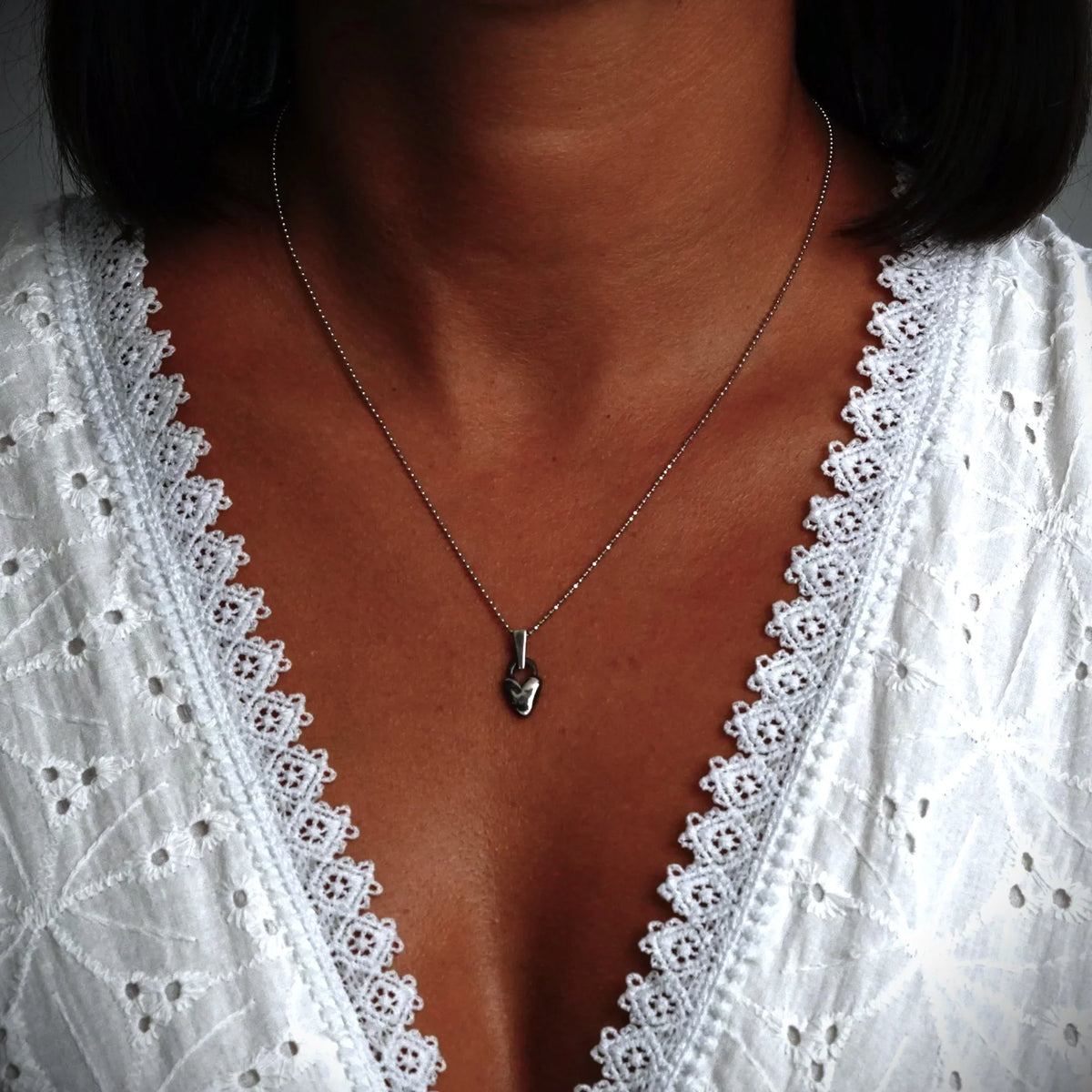 Pandantiv miniatural „Inimă pufoasă” din argint 925 – talisman pentru iubire, tandrețe și grijă, realizat manual în stil boho | Art Diva