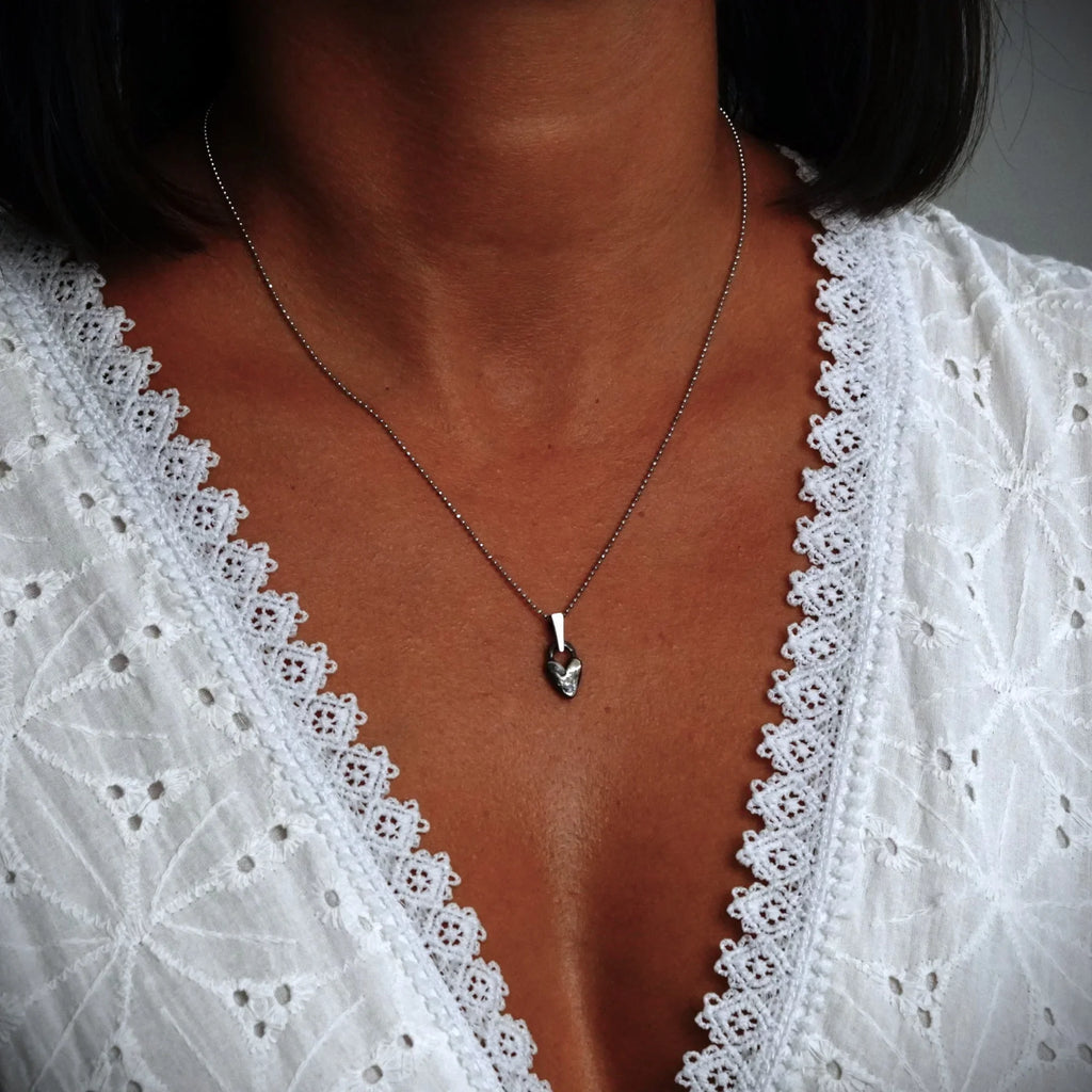 Pandantiv miniatural „Inimă pufoasă” din argint 925 – talisman pentru iubire, tandrețe și grijă, realizat manual în stil boho | Art Diva