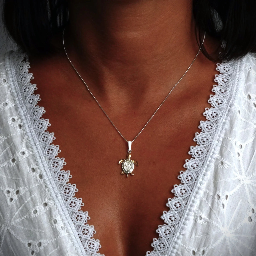 Pandantiv „Broască țestoasă” handmade din argint 925 cu accente aurii – talisman pentru liniște, reziliență și longevitate, bijuterie sculpturală în stil boho și rustic | Art Diva