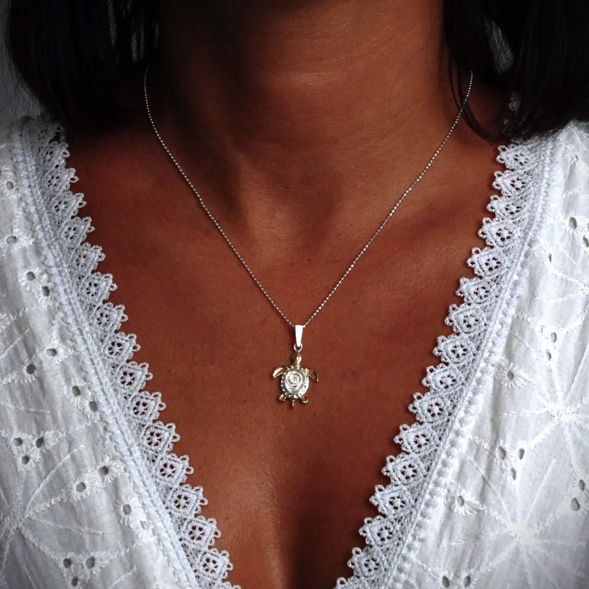 Pandantiv „Broască țestoasă” handmade din argint 925 cu accente aurii – talisman pentru liniște, reziliență și longevitate, bijuterie sculpturală în stil boho și rustic | Art Diva