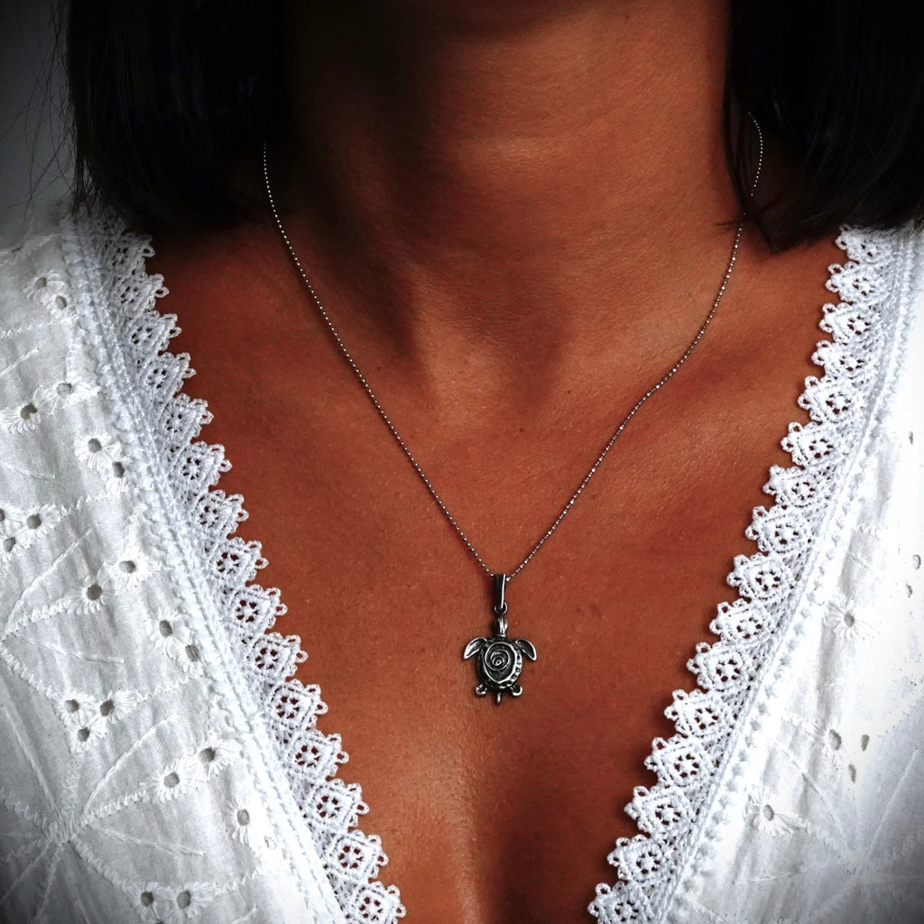 Pandantiv „Broască țestoasă” din argint 925, realizat manual – simbol al longevității, al înțelepciunii și al protecției, talisman în stil boho și rustic | Art Diva