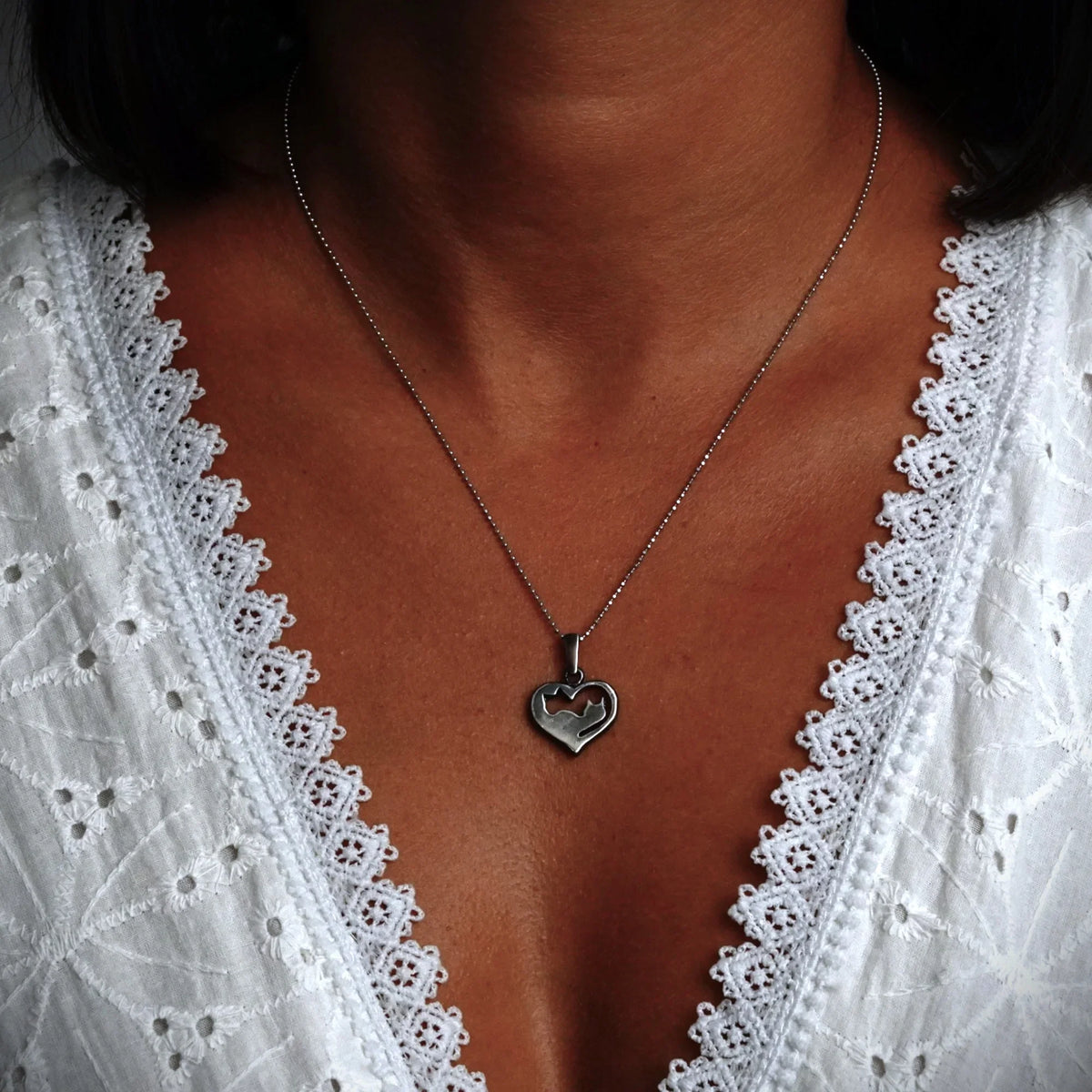 Pandantiv „Pisici Yin-Yang” din argint 925 – simbol al iubirii pentru pisici și al armoniei, bijuterie sculpturală în stil boho și rustic | Art Diva