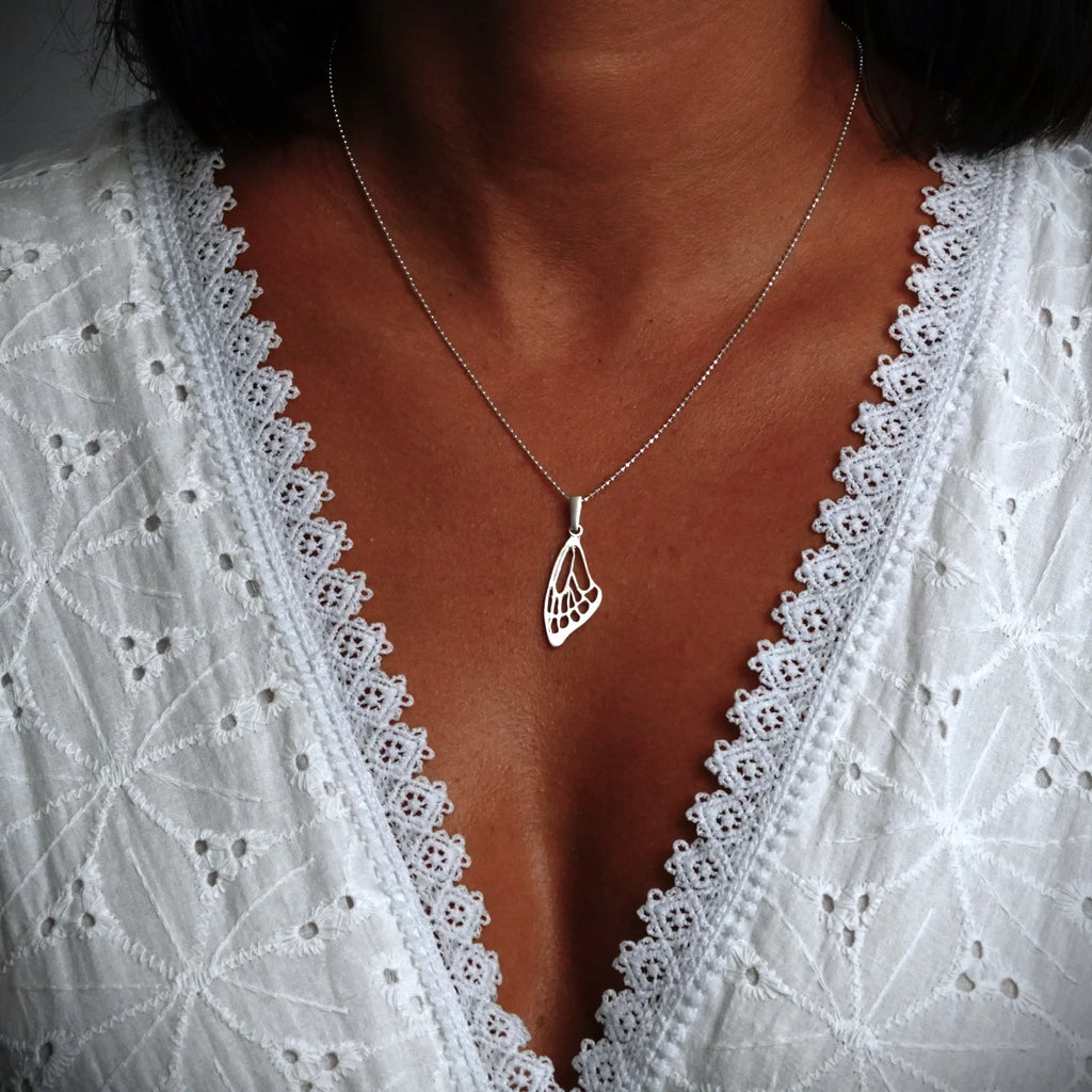 Pandantiv „Aripă de fluture” din argint 925 – amuletă pentru libertate și lumină, bijuterie sculpturală handmade în stil boho și rustic | Art Diva